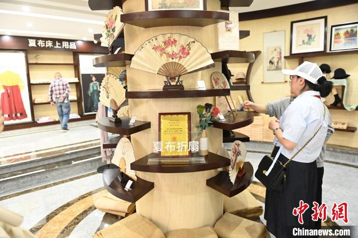 夏布制成的文創(chuàng)產品吸引海外華文媒體嘉賓。　陳超 攝