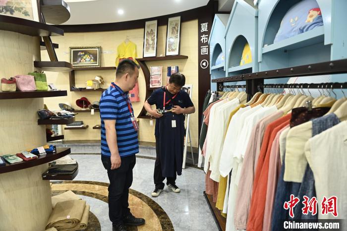 夏布制成的服飾吸引海外華文媒體嘉賓們參觀?！￡惓?攝