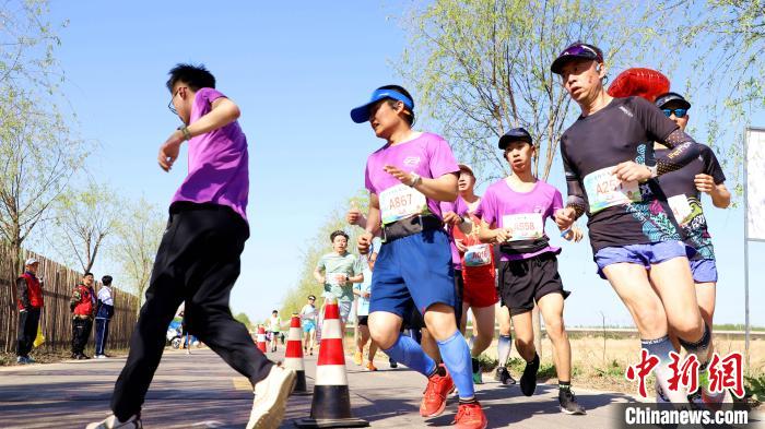 圖為4月16日，河北省香河縣蔣辛屯鎮(zhèn)第二屆“鄉(xiāng)約潮白”半程馬拉松比賽瞬間。　朱鈺爽 攝