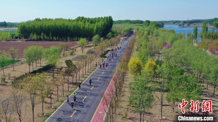 圖為4月16日，香河縣蔣辛屯鎮(zhèn)濱河綠道賽道現(xiàn)場(chǎng)。(無人機(jī)照片) 朱鈺爽 攝