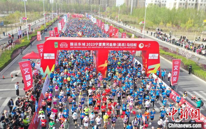 參賽選手沖出起點(diǎn)?！∮诰?攝