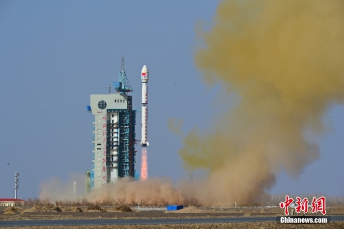 北京時間4月16日9時36分，中國在酒泉衛(wèi)星發(fā)射中心使用長征四號乙運(yùn)載火箭，成功將風(fēng)云三號07星發(fā)射升空，衛(wèi)星順利進(jìn)入預(yù)定軌道，發(fā)射任務(wù)獲得圓滿成功。該衛(wèi)星主要為氣象預(yù)報(bào)預(yù)測、防災(zāi)減災(zāi)、氣候變化應(yīng)對和生態(tài)文明建設(shè)等領(lǐng)域提供更優(yōu)質(zhì)服務(wù)。

此次任務(wù)是長征系列運(yùn)載火箭的第471次飛行。汪江波 攝