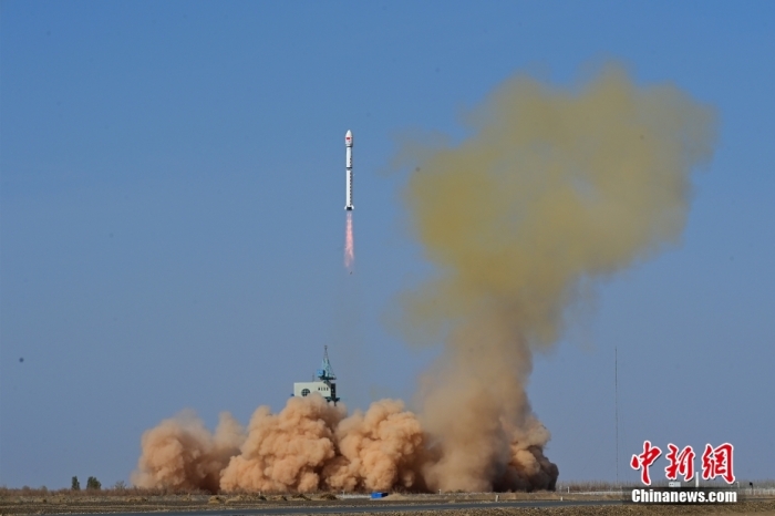 北京時間4月16日9時36分，中國在酒泉衛(wèi)星發(fā)射中心使用長征四號乙運(yùn)載火箭，成功將風(fēng)云三號07星發(fā)射升空，衛(wèi)星順利進(jìn)入預(yù)定軌道，發(fā)射任務(wù)獲得圓滿成功。該衛(wèi)星主要為氣象預(yù)報(bào)預(yù)測、防災(zāi)減災(zāi)、氣候變化應(yīng)對和生態(tài)文明建設(shè)等領(lǐng)域提供更優(yōu)質(zhì)服務(wù)。

此次任務(wù)是長征系列運(yùn)載火箭的第471次飛行。汪江波 攝