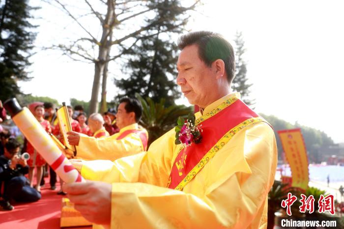 圖為主祭人誦讀祭文?！±钏荚?攝