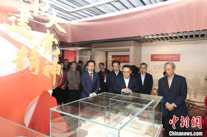 “精神之路——中國(guó)共產(chǎn)黨人偉大精神文物史料專題展”在中共一大紀(jì)念館專題展廳開幕。　中共一大紀(jì)念館供圖