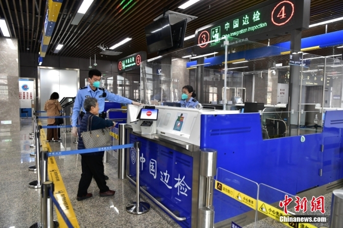 4月17日，搭乘福州連江黃岐—馬祖航線到馬祖的臺胞在辦理相關(guān)手續(xù)。<a target='_blank' href='/'>中新社</a>記者 張斌 攝