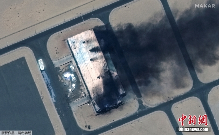 當(dāng)?shù)貢r(shí)間4月18日，衛(wèi)星圖顯示在蘇丹麥羅威空軍基地(Merowe)燃燒的建筑。據(jù)美聯(lián)社報(bào)道，當(dāng)?shù)貢r(shí)間17日，喀土穆部分地區(qū)和鄰近城市恩圖曼遭頻繁空襲，蘇丹武裝部隊(duì)總部附近飄起白煙，槍聲持續(xù)不斷。在喀土穆人口密集區(qū)，坦克、機(jī)槍、火炮和戰(zhàn)機(jī)輪番上陣，混亂場(chǎng)面前所未有，有居民報(bào)告家中停電及遭遇搶劫。