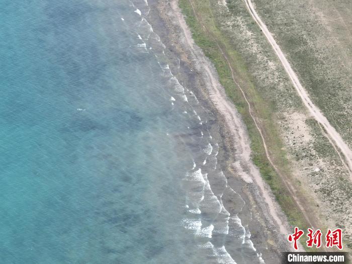 資料圖為航拍青海湖湖畔(無人機(jī)照片)?！∑钤鲚?攝