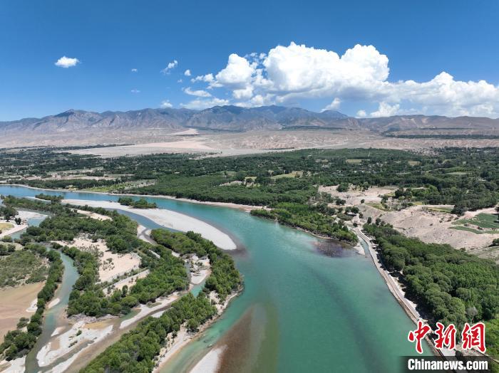 資料圖為航拍黃河貴德段(無人機(jī)照片)?！∑钤鲚?攝