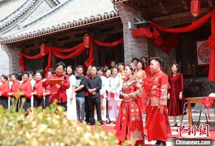一對(duì)新人在多方見(jiàn)證下，于這處古村落舉行傳統(tǒng)婚禮?！⊥醣筇?攝