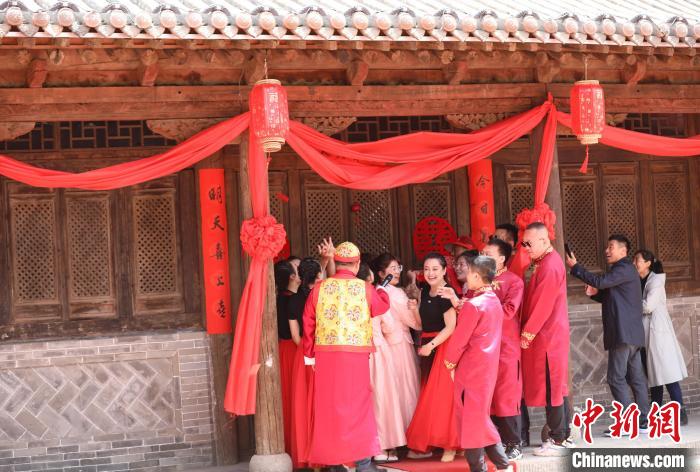 梨花節(jié)起源于唐代的同川花會(huì)，是當(dāng)?shù)孛癖姙槔鏄?shù)多出花芽而進(jìn)行的祈?；顒?dòng)?！⊥醣筇?攝