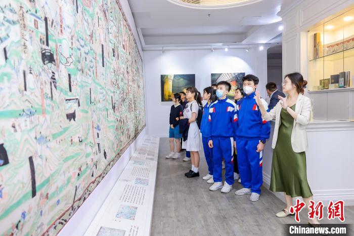 4月17日至20日，澳門“甘肅文化旅游周”系列活動在澳門持續(xù)開展。圖為澳門民眾參觀數(shù)字敦煌展。　甘肅省文化和旅游廳供圖