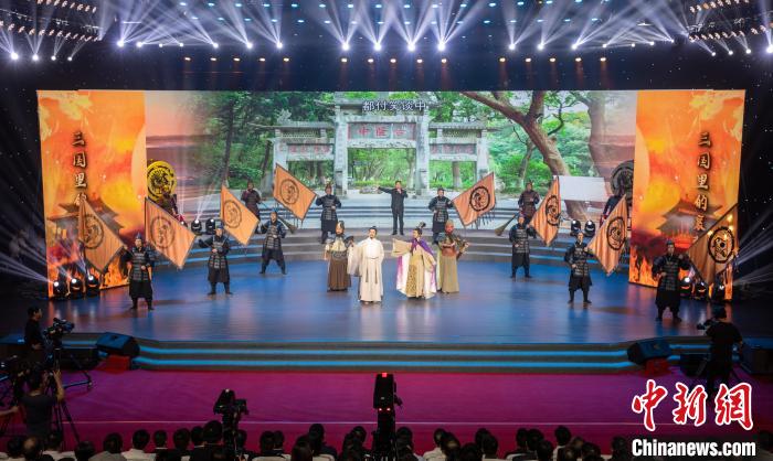 啟動(dòng)式上，現(xiàn)場演繹《三國里的襄陽》 李旭暉 攝
