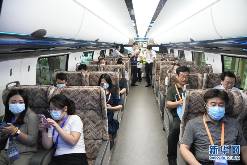 （圖4）2021年7月20日，參觀者在時(shí)速600公里高速磁浮列車內(nèi)體驗(yàn)。新華社記者 李紫恒 攝