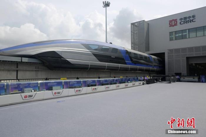 （圖5）資料圖：2021年7月20日，由中國中車承擔(dān)研制、具有完全自主知識產(chǎn)權(quán)的時(shí)速600公里高速磁浮交通系統(tǒng)在青島下線。 中新社記者 胡耀杰 攝