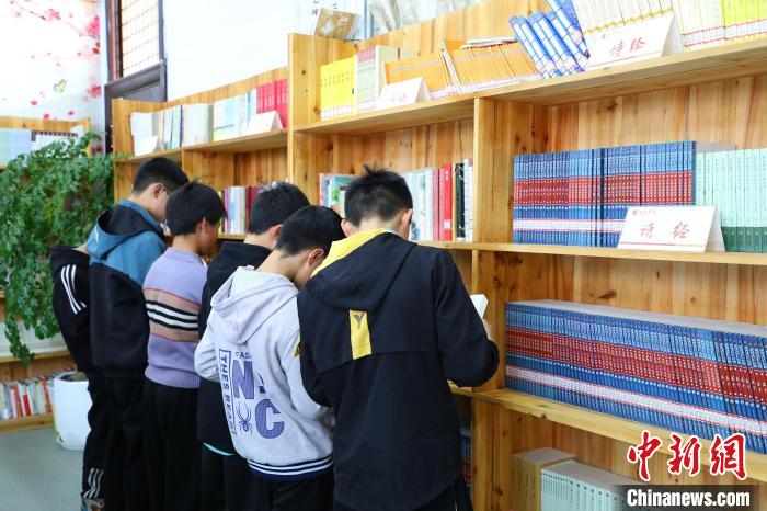 圖為在鹿鳴書院里，學(xué)生們正在翻閱書籍。　梁欽卿 攝