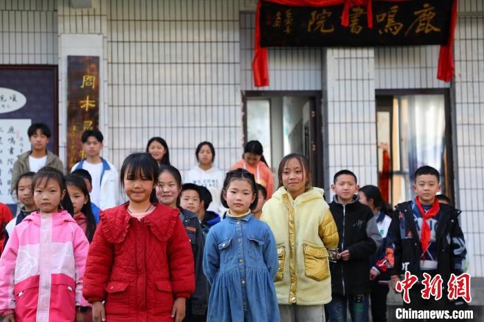 圖為學(xué)生們正在排練以《詩經(jīng)》為主題的文藝節(jié)目?！×簹J卿 攝
