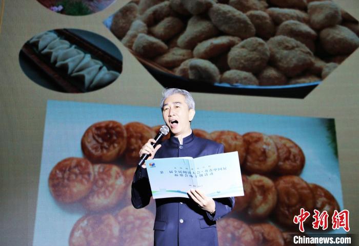 誦讀節(jié)目輪番上演，既有古典文學(xué)類、現(xiàn)當(dāng)代文學(xué)類，也有福鼎當(dāng)?shù)刈骷业淖髌?。　葉茂 攝