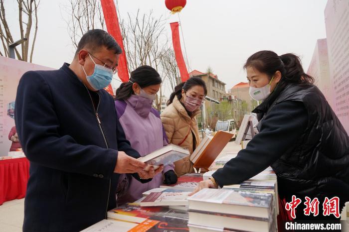 圖為民眾在活動現(xiàn)場購書?！●R銘言 攝