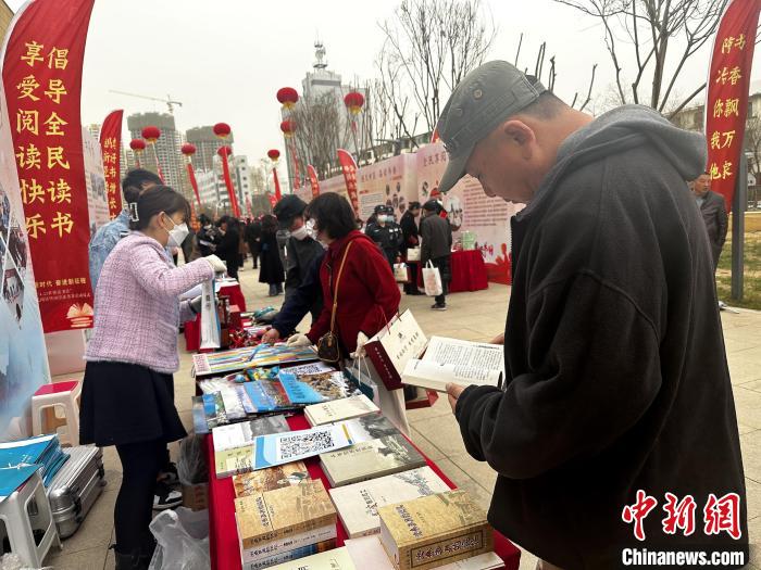 圖為民眾在活動現(xiàn)場讀書、購書。　李雋 攝
