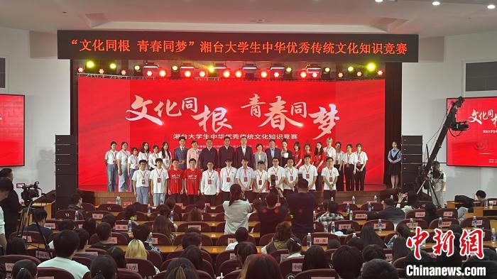 賽后參賽選手和與會領(lǐng)導(dǎo)、嘉賓合影留念。　張雪盈 攝