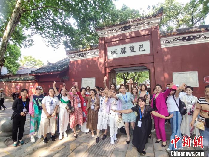 兩岸婚姻家庭人士在岳陽樓?！∴嵑蜐?攝