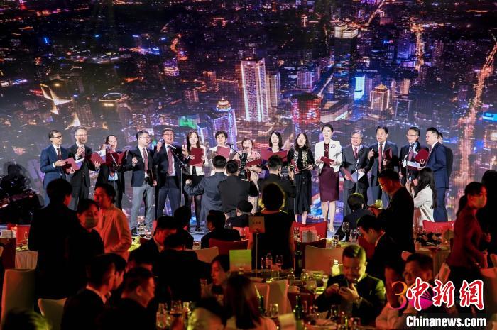 圖為晚宴上嘉賓共同演唱歌曲?！≈袊愀?地區(qū))商會供圖