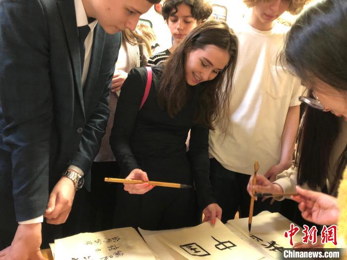 4月21日，莫斯科國立語言大學孔子學院附屬中學舉辦“國際中文日”活動，學生們學寫漢字?！∧箍茋⒄Z言大學孔子學院 供圖