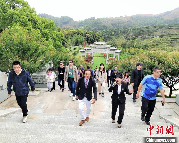 福建金門馬祖地區(qū)建筑師公會參觀硤門畬族鄉(xiāng)柏洋村金山農(nóng)耕文化園，了解和體驗農(nóng)耕文化。　楊建萍 攝