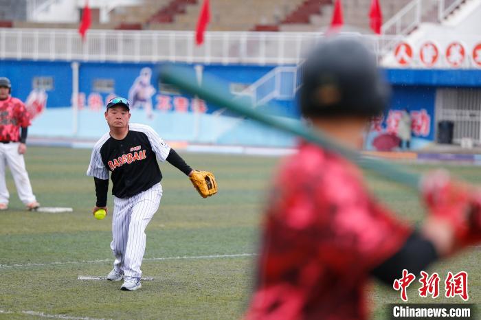 4月22日，兩岸隊員在2023海峽兩岸全民棒壘球聯(lián)賽(鄭州站)比賽中切磋?！⊥躜E 攝