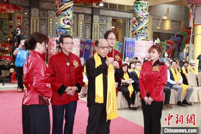 圖為中國(guó)國(guó)民黨前副主席胡志強(qiáng)受邀擔(dān)任大典主拜官?！↑S帝拜祖籌委會(huì)供圖