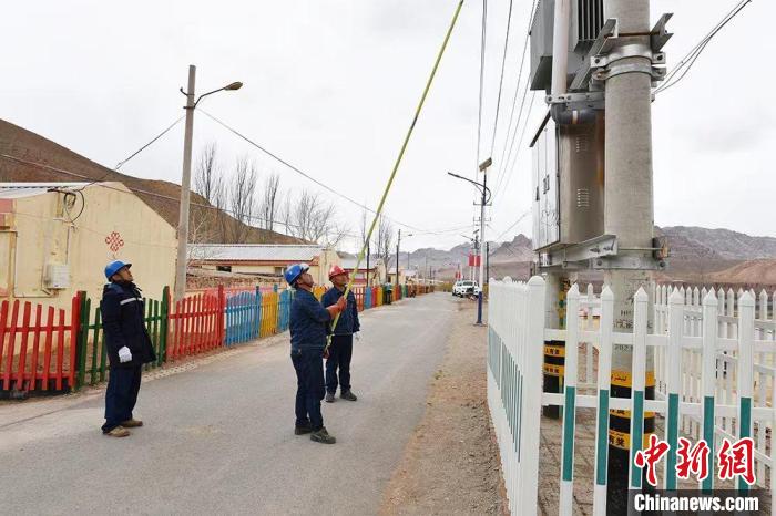 新疆烏恰縣吉根供電所的員工在斯木哈納村處理線路問(wèn)題?！∈瘧哑?攝