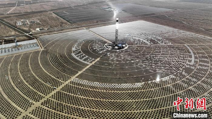 圖為航拍青海中控德令哈50MW光熱電站?！≮w凜松 攝