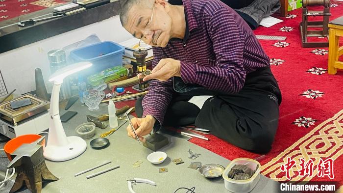 阿不都西提·阿不力米提正在工作。　潘琦 攝