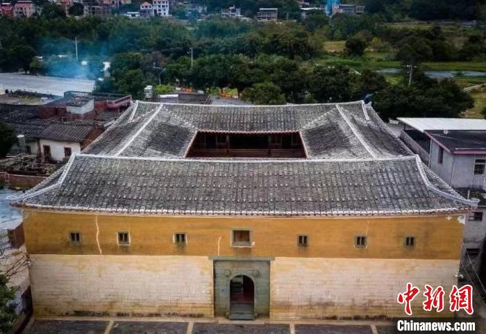鋪前土樓以悠久的歷史、奇特的風格、宏偉的規(guī)模及精巧的造型聞名?！∧习彩写a頭鎮(zhèn)政府 供圖