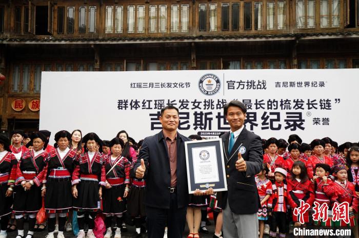 吉尼斯認(rèn)證官楊紹鵬頒發(fā)吉尼斯世界紀(jì)錄認(rèn)證證書(shū)?！菈?mèng)行 攝