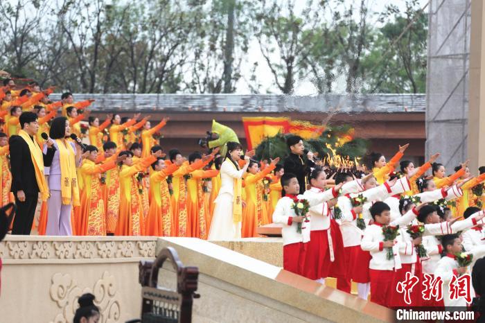 來(lái)自兩岸及香港、澳門的四位歌手同唱《黃帝頌》?！№n章云 攝