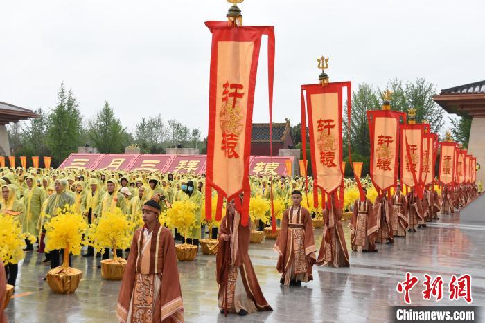 圖為黃帝故里拜祖大典儀式現(xiàn)場(chǎng)。　圖片來(lái)源：中新網(wǎng)
