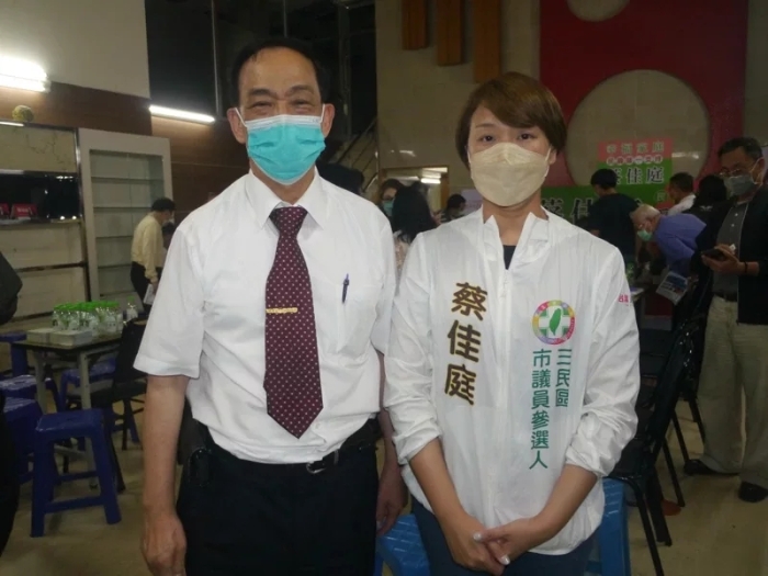 蔡見興的女兒蔡佳庭去年投入高雄市三民區(qū)議員選戰(zhàn).webp