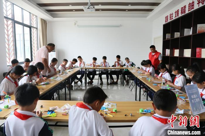 4月24日，中國航天日主題活動海南文昌分會場開展航天機器人手工創(chuàng)作體驗課?！》钊?攝