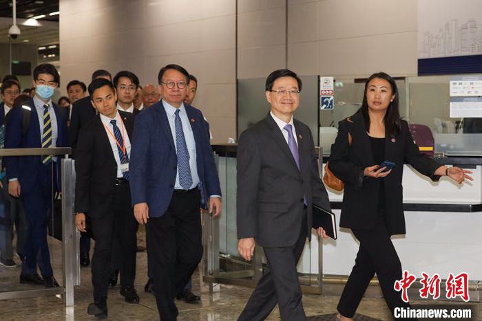 4月24日，香港特區(qū)行政長官李家超率團(tuán)完成考察粵港澳大灣區(qū)內(nèi)地城市返港后會見傳媒時表示，今次考察只是一個起點(diǎn)，未來將訪問更多大灣區(qū)內(nèi)地城市。圖為李家超(右二)、香港特區(qū)政府政務(wù)司司長陳國基(右三)完成考察后返抵香港。 <a target='_blank' href='/'>中新社</a>記者 陳永諾 攝