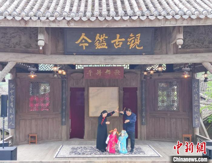 2023貴州非遺季“璀璨烏江寨·非遺嘉年華”系列活動中展示的木偶戲。　劉美伶 攝