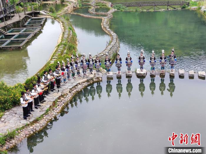 2023貴州非遺季“璀璨烏江寨·非遺嘉年華”系列活動中展示的侗族大歌?！⒚懒?攝