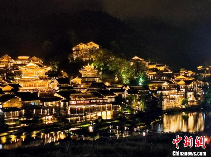 貴州烏江寨國旅際游度假區(qū)夜景?！⒚懒?攝