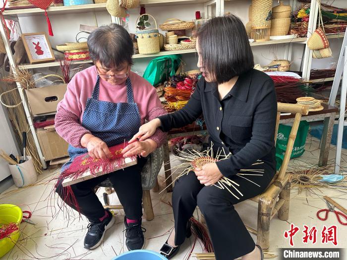 徐行草編傳承人王勤：傳統(tǒng)手藝與現(xiàn)代技術碰出非遺文化新魅力