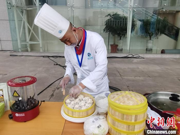 圖為內(nèi)蒙古面點(diǎn)師在杭州制作特色小吃稍麥?！±類燮?攝