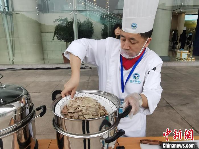 圖為內(nèi)蒙古廚師在杭州制作手把肉。　李愛平 攝