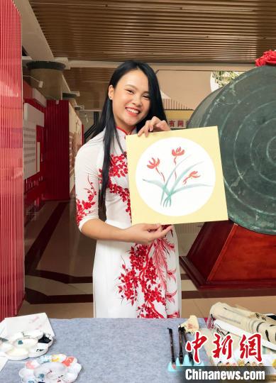 圖為越南留學(xué)生閉氏茹瓊在展示其畫作?！∨頃枣?攝