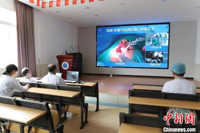 圖為：福建醫(yī)科大學(xué)附屬口腔醫(yī)院陳江教授正在遠(yuǎn)程指導(dǎo)?！∴囅姆脊﹫D
