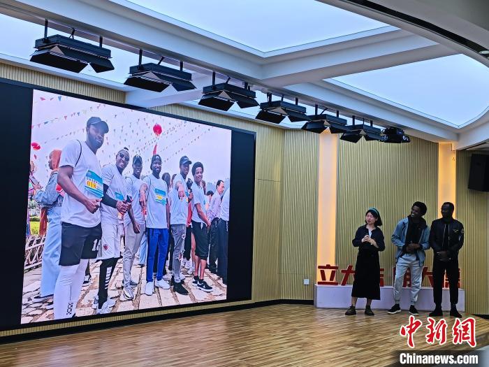 第二屆中非青年共話友好視頻分享交流會上，非洲留學生們分享此行感受及創(chuàng)作的短視頻?！×握涿?攝
